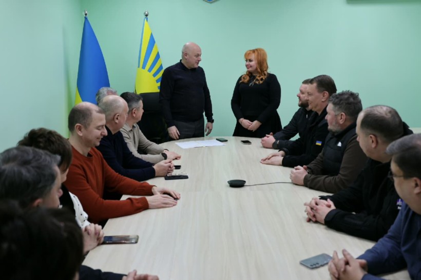 Перший заступник голови Донецької обласної державної адміністрації Юрій Винокуров представив нову голову Краматорської районної військової адміністрації Вікторію Набокову. За столом сидять представники громад та адміністрації.