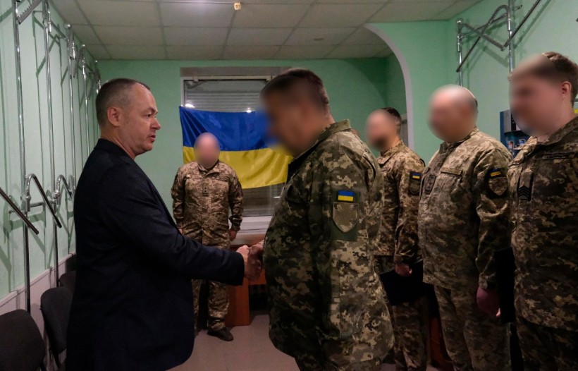 Заступник голови Ігор Бойко та військовослужбовець обмінюються рукостисканням, демонструючи повагу та співпрацю