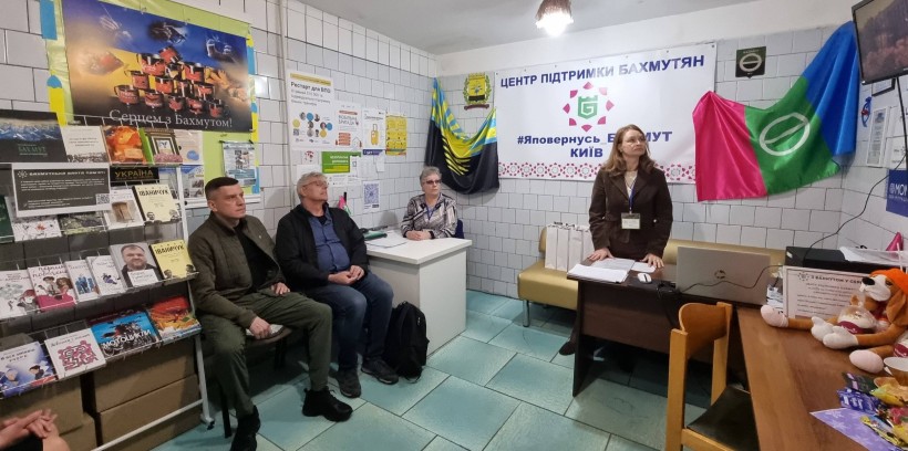 Учасники зустрічі уважно дивляться на екран монітора.