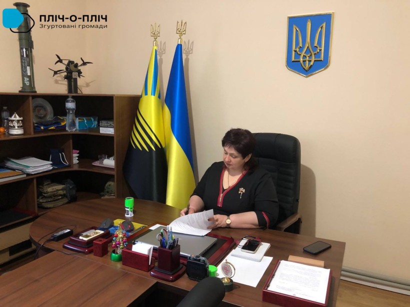 Начальниця Мирненської селищної військової адміністрації Надія Сердюкова підписує меморандум про співпрацю