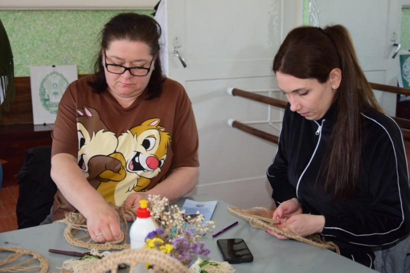 Жінки займаються плетінням.