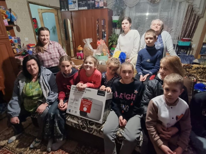 Спільне фото родини яка отримала зарядну станцію EcoFlow Delta 3.