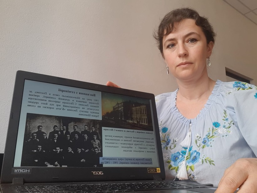 Представниця Українського інституту національної пам'яті проводить історичний ексурс для молоді та мешканців області