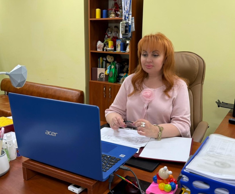 В.о. голови райдержадміністрації, начальника районної військової адміністрації Вікторія Набокова. Уважно дивиться на екран монітора де відбувається нарада.