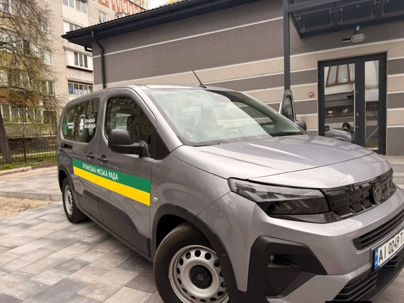 Автомобіль, який Бучанська громада передала Слов'янській громаді