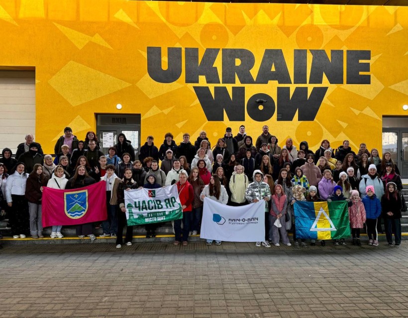 Спільне фото дітей з Часовоярської та інших громад, на інтерактивнвній виставці Ukraine WOW.
Попереду діти тримають прапори громад.
