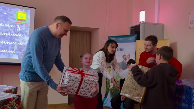 Заступник голови Донецької ОДА Олександр Шевченко вручає подарунки дітям Захисників