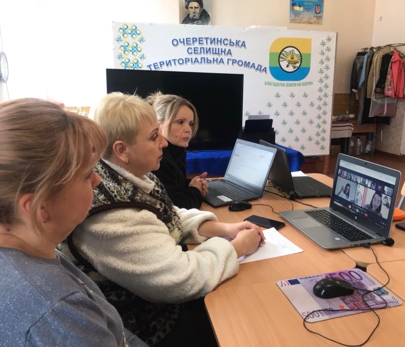 Спеціалісти відділів культури громад за ноутбуком