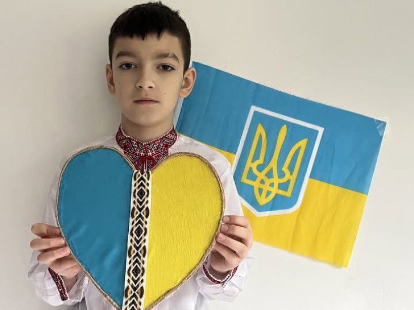 Учасник заходу "Святий Миколай несе мир у Донецький край" зі своєю листівкою.