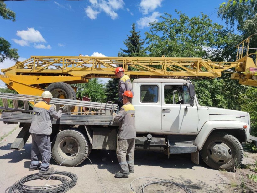 Співробітники ДТЕК ремонтують електромережі на техніці