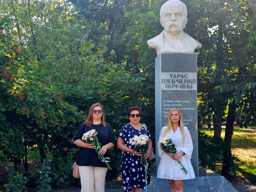Відвідувачі гуманітарних хабів / центрів долучилися до покладання квітів до пам’ятників Тарасу Шевченку – символу нашої боротьби, мови та духу.