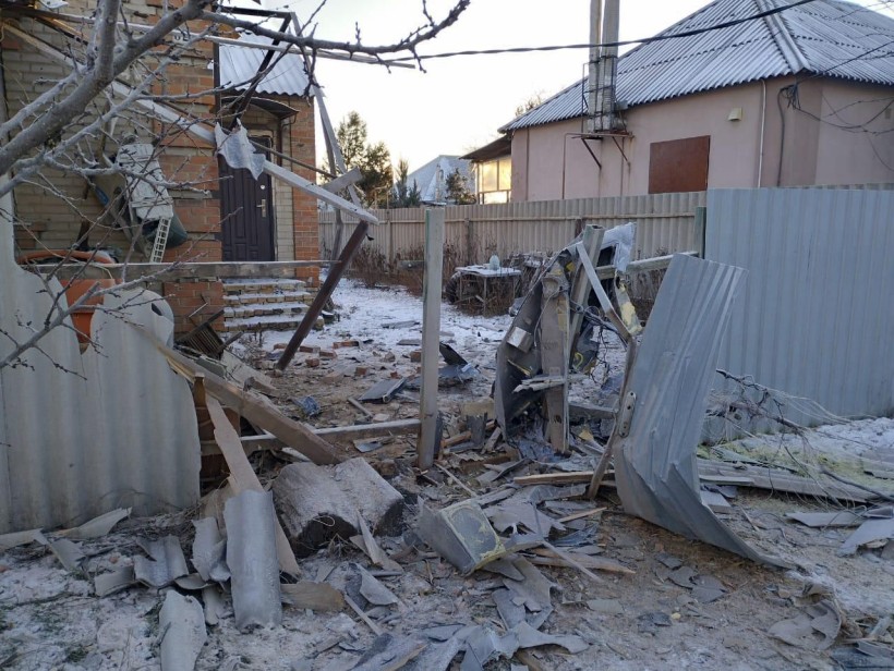 Пошкоджений будинок після ворожого обстрілу