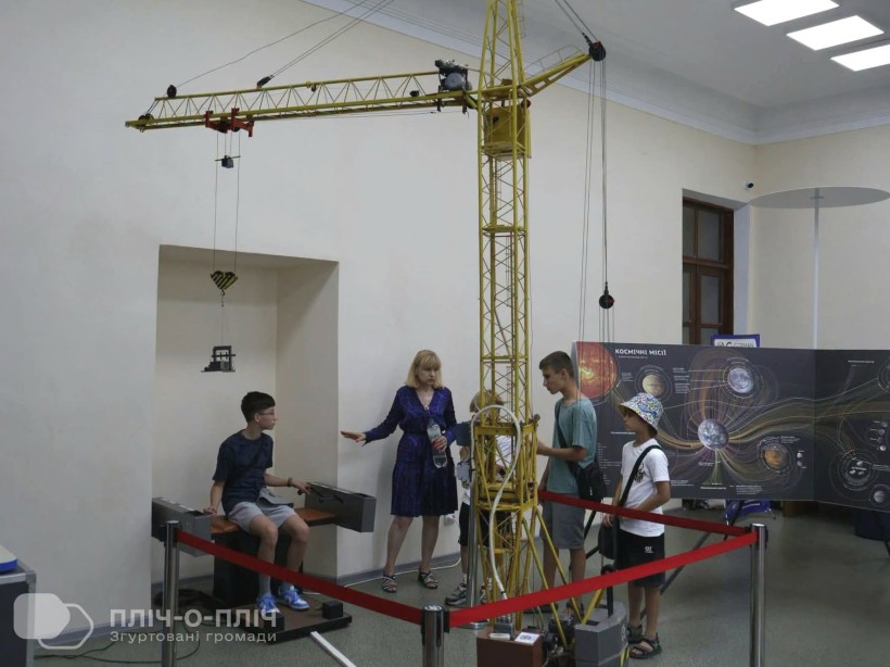Екскурсія на інтерактивній виставці «Еврика». Наукове шоу поєднали з практичними експериментами.