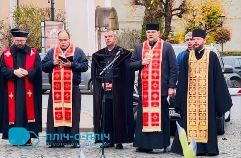 Священики різних церков виконують спільну молитву