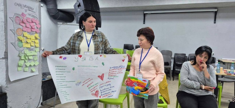 Учасники тренінгу презентують напрацювання та обговорюють результати командної роботи.
