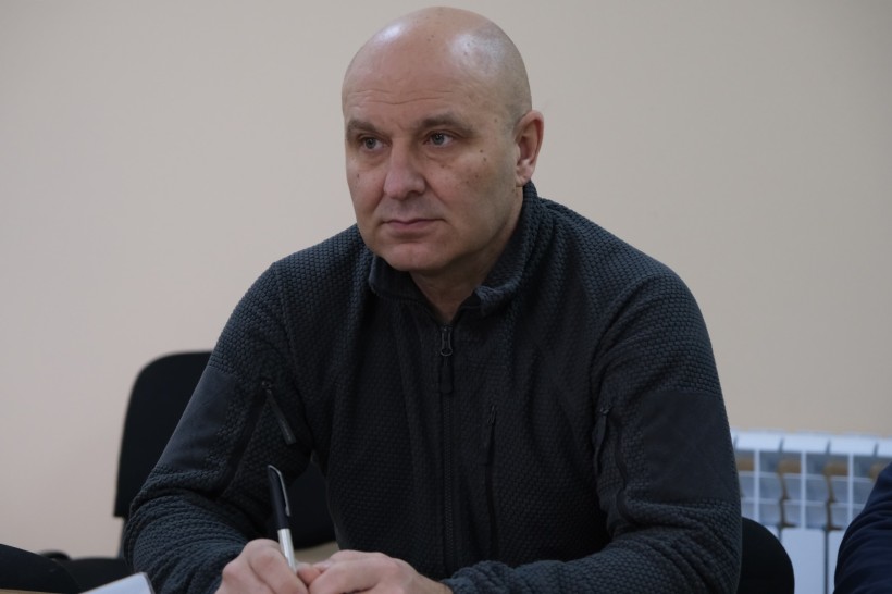 Гончаров Олексій ,
головний спеціаліст виробничого відділу виробничо-технічного управління, на нараді, сидить за столом.