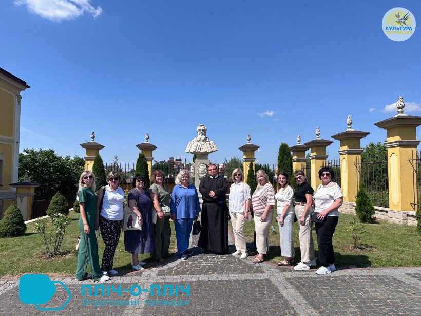 Спільне фото учасників заходу. Представники громади на території  Василіянського монастиря.