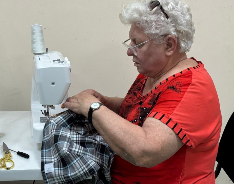Переселенка шиє адаптивний одяг