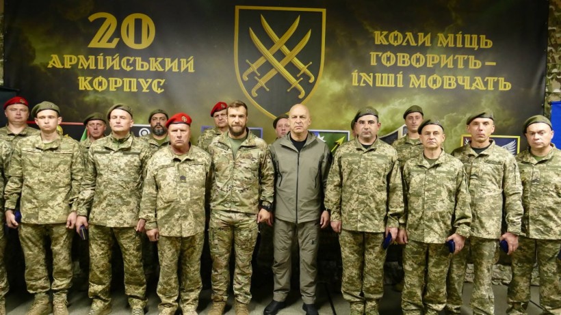 Спільне фото Вадима Флвшкіна з військовослужбовцями 20 корпусу
