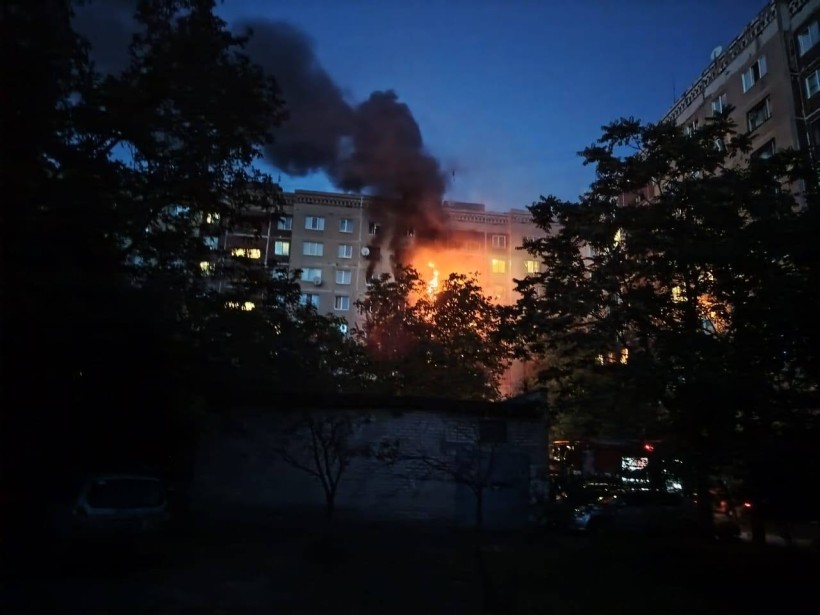 Пожежа на місці ворожого обстрілу після атаки окупантів по багатоквартирному будинку