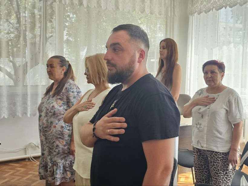 Співробітники Новогродівської громади співають Державний Гімн України.