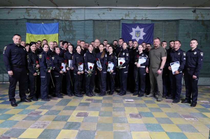 Слідчі Донеччини стоять з нагородами разом із Вадимом Філашкіним та Русаном Осипенком.