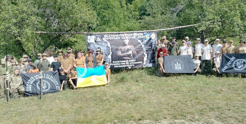 Спільне фото учасників наметового табору «Теренова гра імені отаманів Холодного Яру».