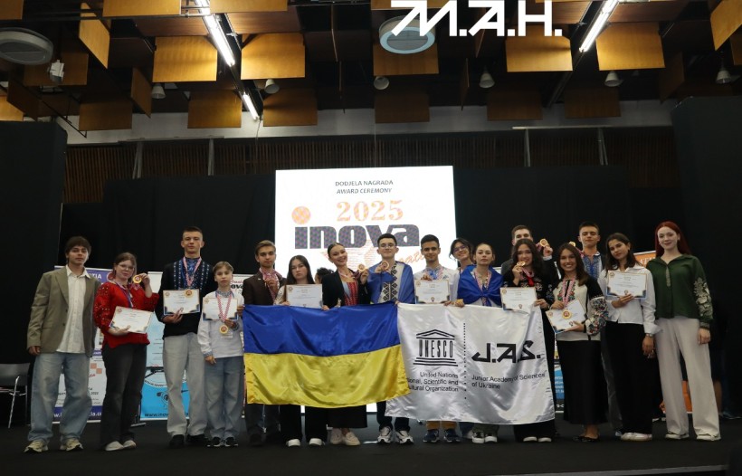 Колективне фото учасників Міжнародного інноваційного шоу INOVA. По центру - український прапор та прапор Малої Академії Наук.