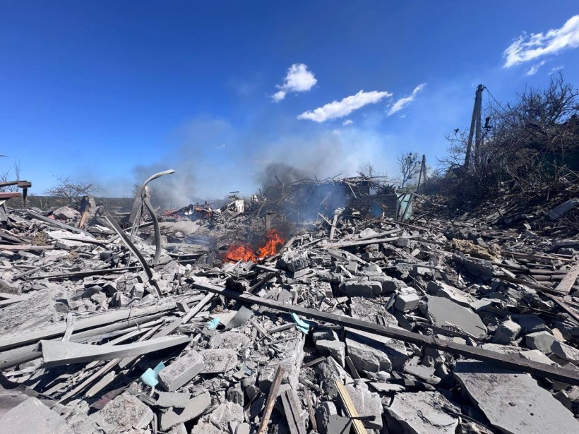 Руїни будівель та пожежа після ворожого обстрілу