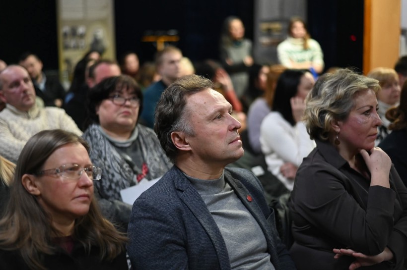 Слухачі у глядацькому залі уважно стежать за виступами учасників дискусії