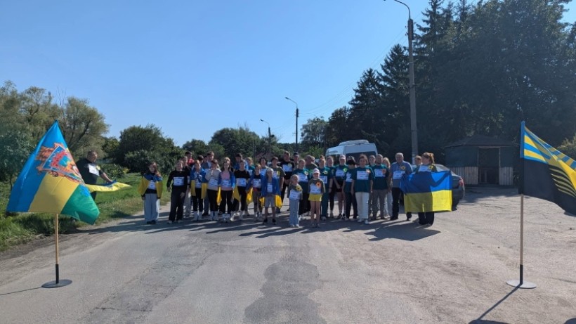 Учасники автопробігу з прапорами України та Донеччини