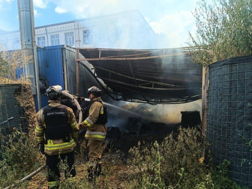 Рятувальники ліквідують пожежу.