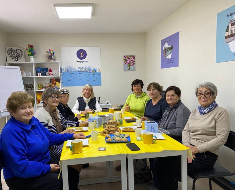 Маріупольчанки взяли участь у заході ««Вік – не перешкода для спілкування», на якому цікаво провели час, приємно поспілкувалися, поділилися спогадами та життєвими історіями під час чаювання.