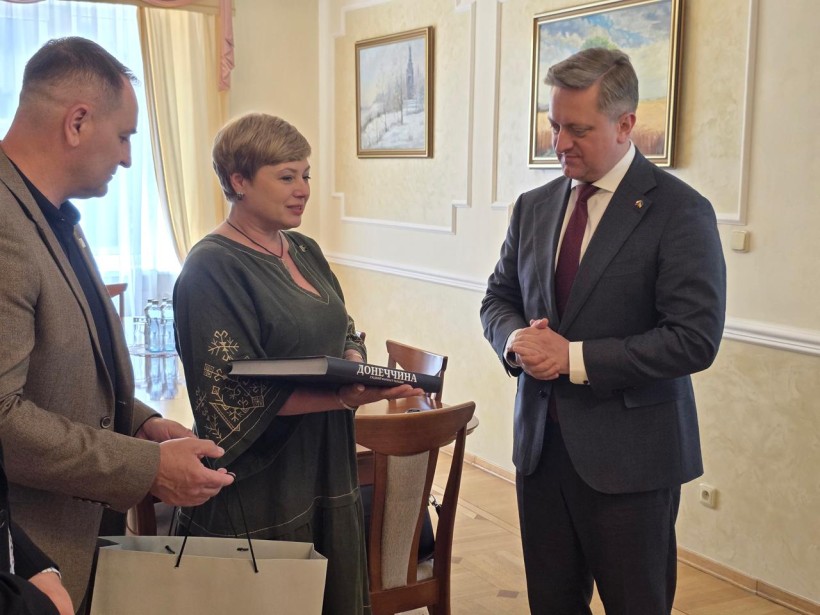 Представниця Донеччини Наталія Чукова презентує послу Чехії книгу про Донеччину.