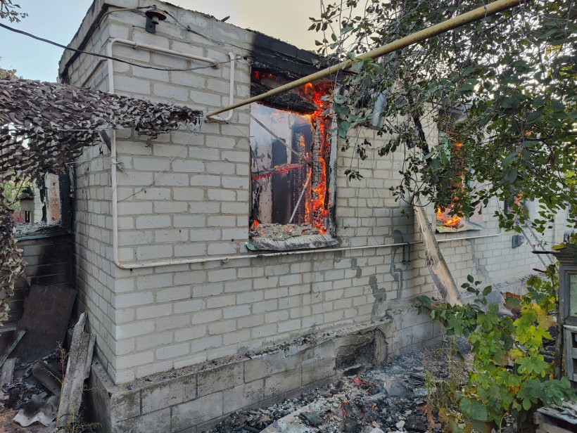 Зруйнований будинок після ворожого обстрілу