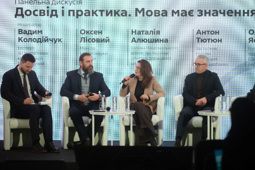 Представники влади обговорюють питання.