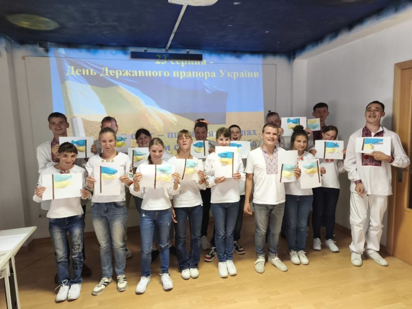 Вихованці Дружківського дитячого будинку-інтернату відзначають День Державного Прапору