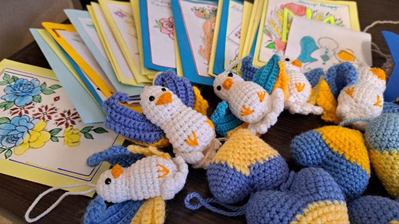 Поробки, виготовлені вихованцями Донецького обласного центру туризму та краєзнавства, для українських військових