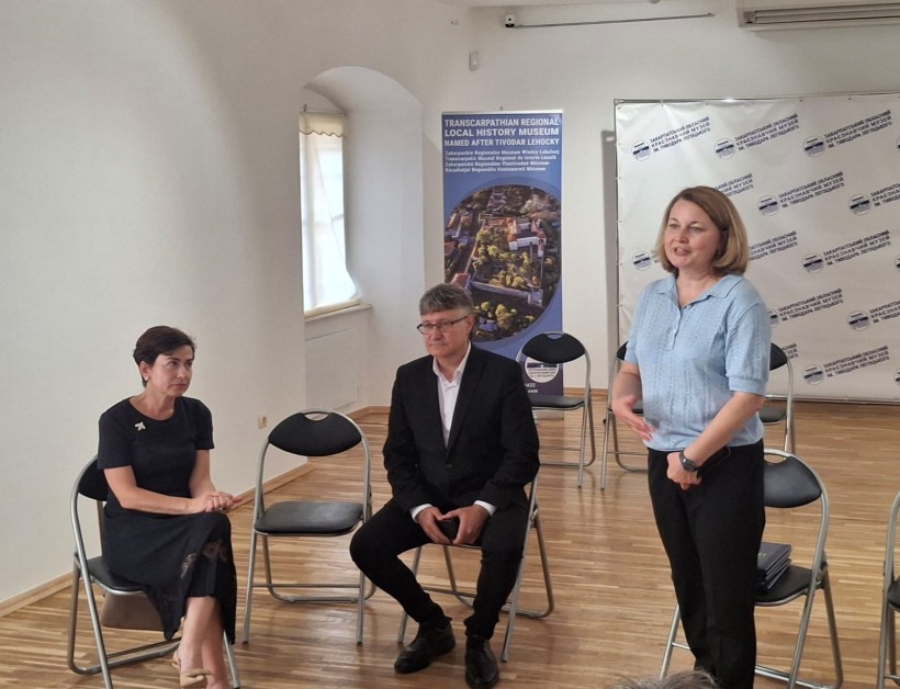 Представники влади спілкуються з колективом театру