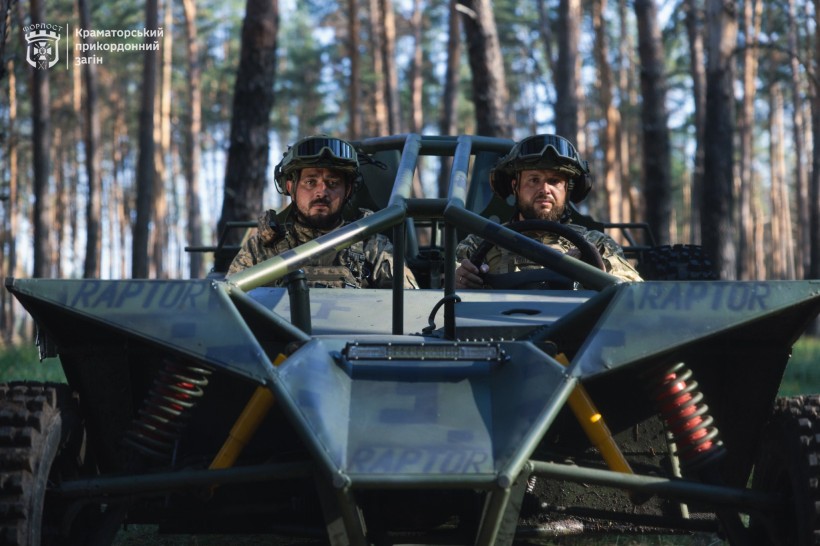 Баггі бригади "Форпост" з назвою "Раптор", всередині сидять двоє бійців.