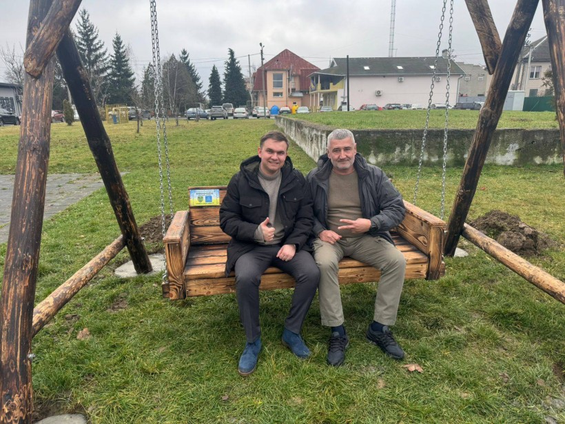 Представники громад сидять на гойдалці