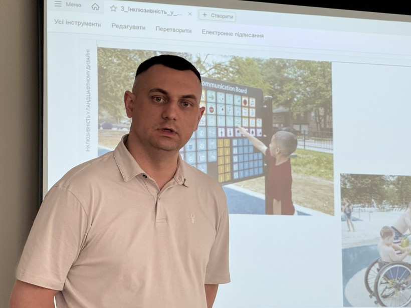 Головний архітектор Івано-Франківської області Іван Говера виступає перед присутніми у залі.
