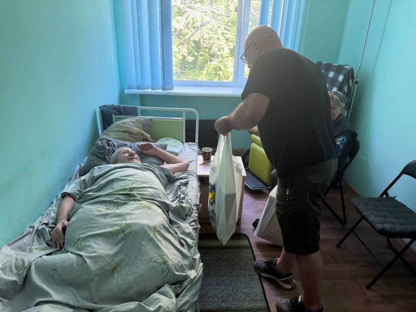Начальник Часовоярської МВА Сергій Чаус спілкується з мешканкою громади в Уманському Будинку вееранів