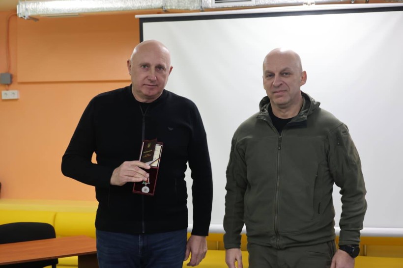 Валерій Радченко тримає нагороду, яку отримав від Вадима Філашкіна