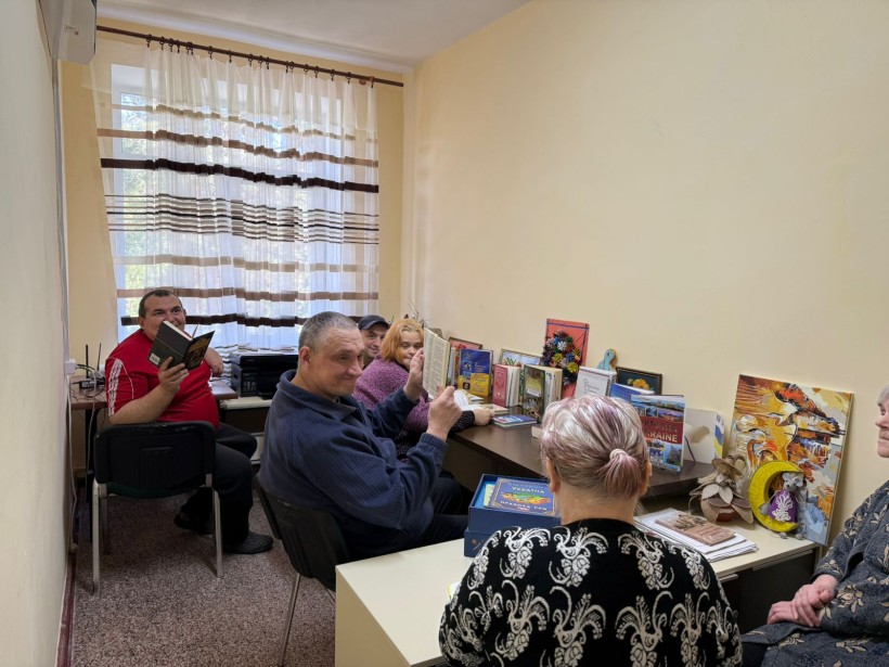 Для мешканців закладу в бібліотеці інтернату відкрили книжкову виставку «Україна. Все, що робить нас українцями»