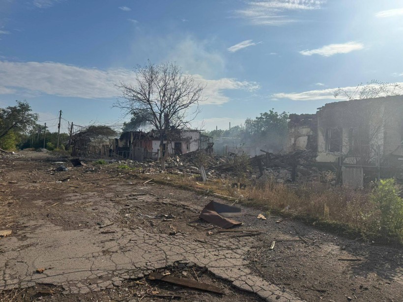 Зруйновані будинки та пошкоджена проїжджа частина