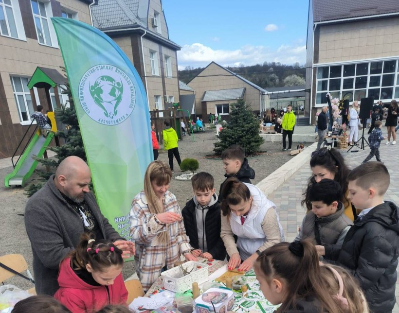 Педагоги та діти під час благодійного ярмарку на локації