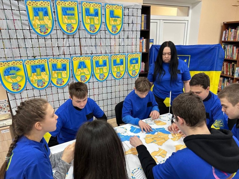 Учасники заходу складають пазл «Карта України» як символ територіальної цілісності та єдності держави