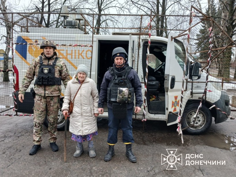 Рятувальники Донеччини евакуюють літню жінку на броньованому автомобілі