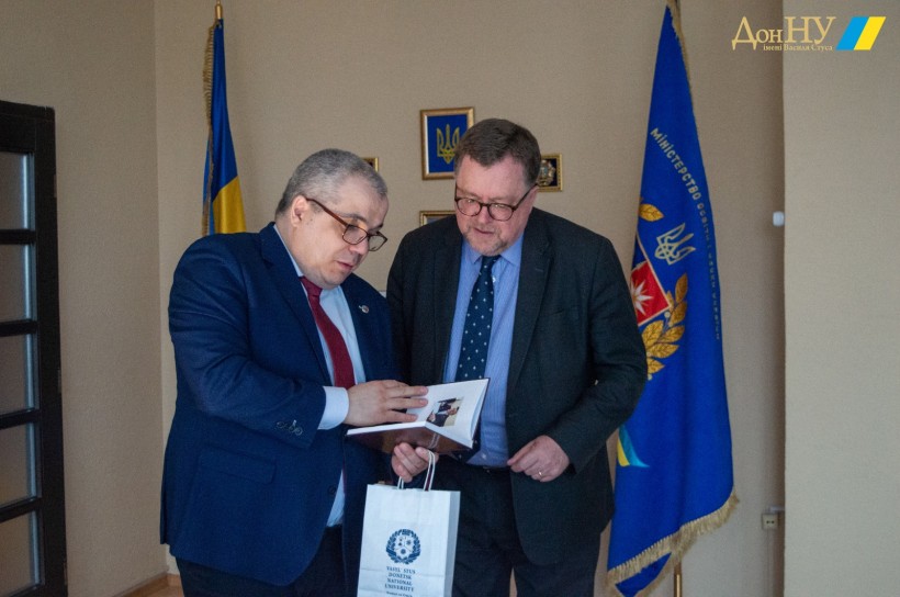 Патрік Тернер та Іллі Хаджинов під час робочої зустрічі